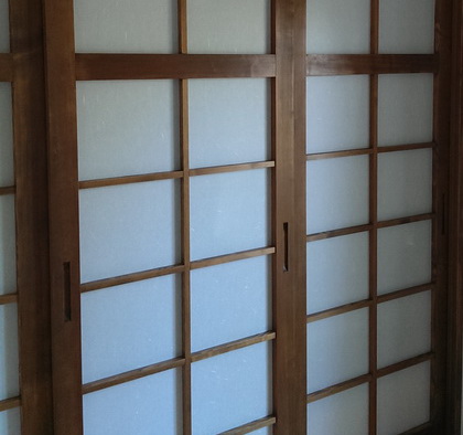 Schiebetürschrank mit Japanpapier bespannte Türen