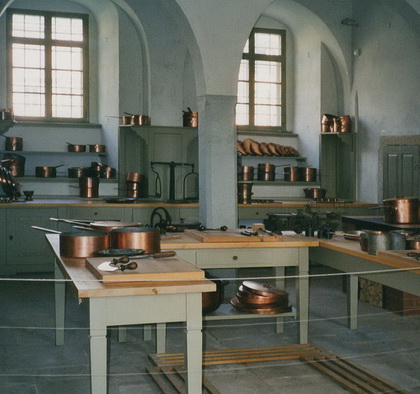 Historische Schlossküche Pillnitz: Ausstattung mehrerer Abschnitte mit original gefertigter  Kücheneinrichtung