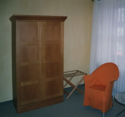 Schrank und Doppelbett im Hotel Bernado Belotto in Pina